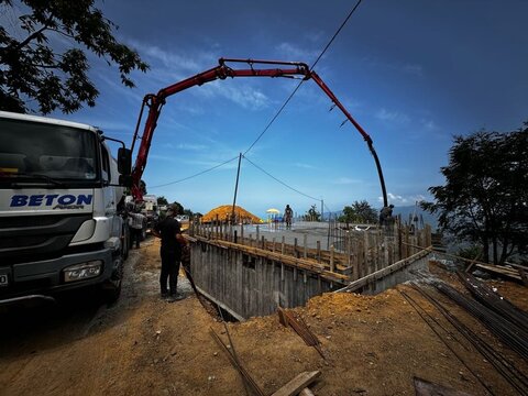 zemin kotunda dış perde kalıplarına beton dökümü; solda ‘BETON’ yazılı transmikser, kırmızı pompa kolu ve çalışanlar