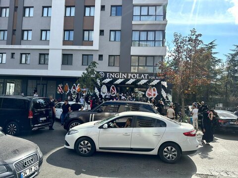Açılış kalabalığı ve balon süslemeleriyle mağaza önü