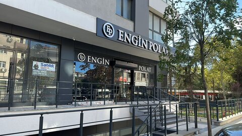 Dış cephe yakın plan — Engin Polat logosu ve giriş platformu merdivenleri