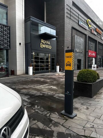 Dış cephe — Royal Enfield tabelası, aydınlatma ve vitrin düzeni